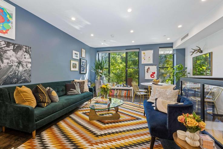 Elegant gestaltetes Wohnzimmer mit moderner Einrichtung in einer Wohnung im Building Moffat Street - rovetravel - 1375224 in Brooklyn, New York Elegant gestaltetes Wohnzimmer mit moderner Einrichtung in einer Wohnung im Building Moffat Street - rovetravel - 1375224 in Brooklyn, New York