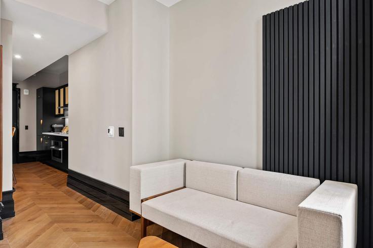 New York ManhattanのBuilding Freeman Alley - rovetravel - 1356499のアパートメントにある、モダンな家具を備えたエレガントなデザインのリビングルーム New York ManhattanのBuilding Freeman Alley - rovetravel - 1356499のアパートメントにある、モダンな家具を備えたエレガントなデザインのリビングルーム