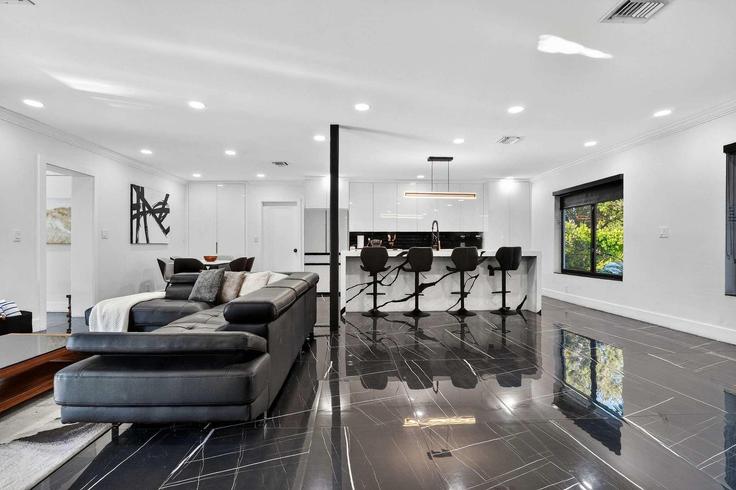 Sala de estar elegantemente projetada com móveis modernos em um apartamento no Building Northeast 27th Terrace - rovetravel - 1337215 em Fort Lauderdale, Fort Lauderdale