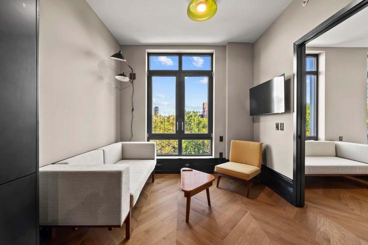 New York ManhattanのBuilding Freeman Alley - rovetravel - 1356503のアパートメントにある、モダンな家具を備えたエレガントなデザインのリビングルーム New York ManhattanのBuilding Freeman Alley - rovetravel - 1356503のアパートメントにある、モダンな家具を備えたエレガントなデザインのリビングルーム