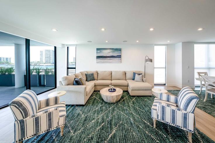 Elegante sala de estar con mobiliario moderno en un apartamento en Building Bay Drive - rovetravel - 1324971 en Miami Beach, Miami Beach