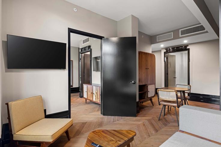 New York ManhattanのBuilding Freeman Alley - rovetravel - 1356502のアパートメントにある、モダンな家具を備えたエレガントなデザインのリビングルーム New York ManhattanのBuilding Freeman Alley - rovetravel - 1356502のアパートメントにある、モダンな家具を備えたエレガントなデザインのリビングルーム