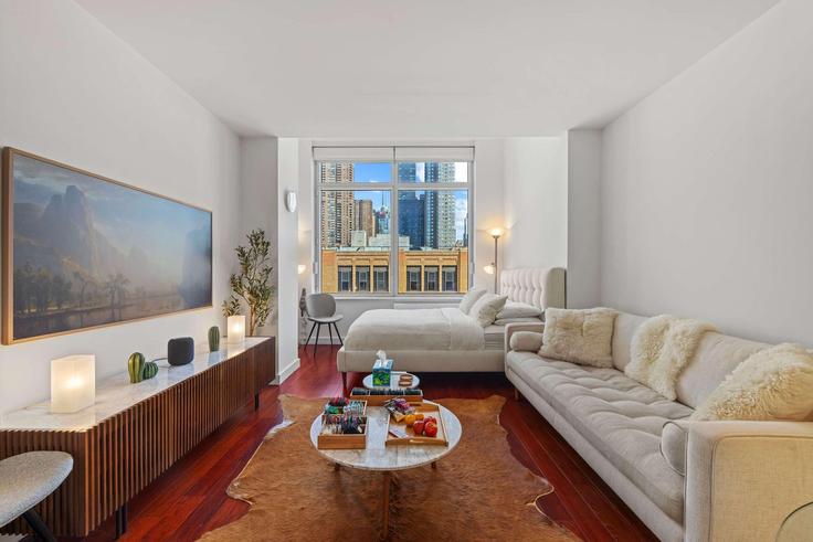 Elegante sala de estar con mobiliario moderno en un apartamento en Building West 42nd Street - rovetravel - 1337214 en Manhattan, New York