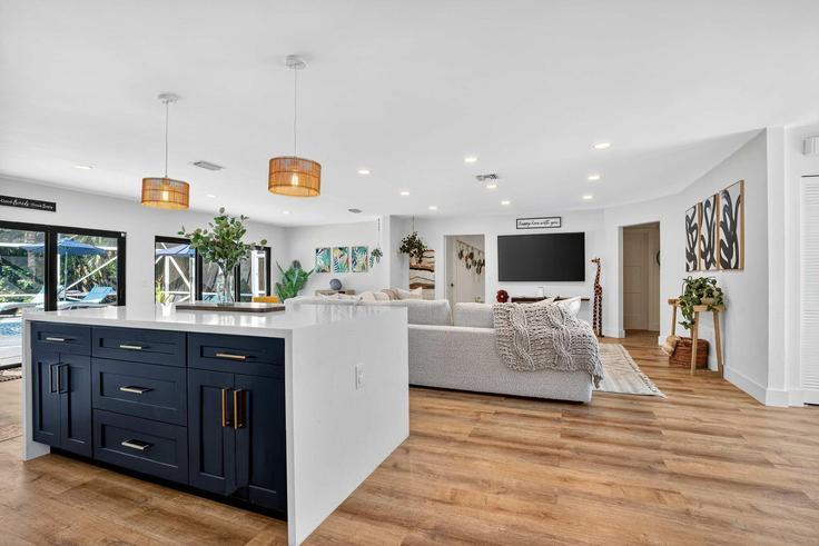 Elegant gestaltetes Wohnzimmer mit moderner Einrichtung in einer Wohnung im Building Beechwood Road - rovetravel - 1324970 in Delray Beach, Delray Beach