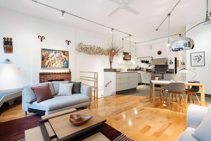 Salle de séjour élégante avec mobilier moderne dans un appartement à Building West 49th Street - rovetravel - 1375227 à Manhattan, New York Salle de séjour élégante avec mobilier moderne dans un appartement à Building West 49th Street - rovetravel - 1375227 à Manhattan, New York