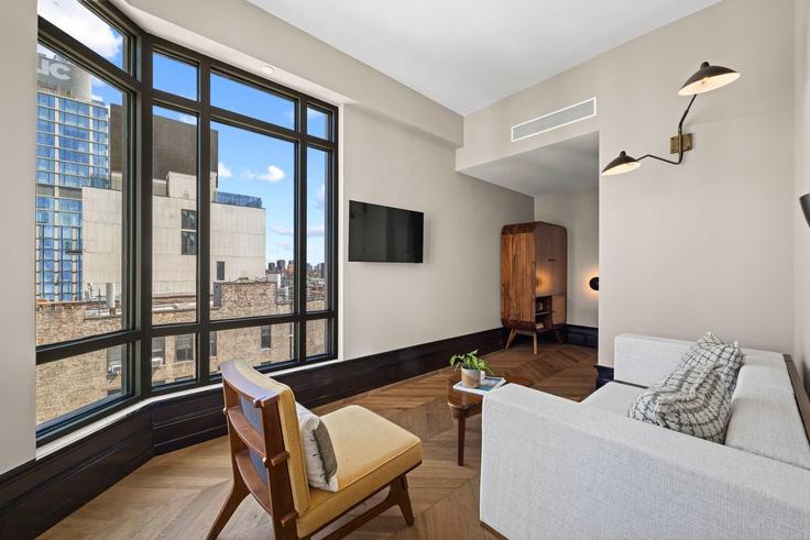 Manhattan, New York에 위치한 Building Freeman Alley - rovetravel - 1297798 - NYC 아파트의 세련된 인테리어가 돋보이는 거실 Manhattan, New York에 위치한 Building Freeman Alley - rovetravel - 1297798 - NYC 아파트의 세련된 인테리어가 돋보이는 거실