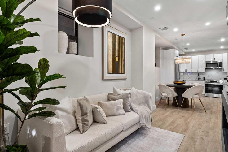 Elegant gestaltetes Wohnzimmer mit moderner Einrichtung in einer Wohnung im Building Carroll Street - rovetravel - 1337216 in Brooklyn, New York