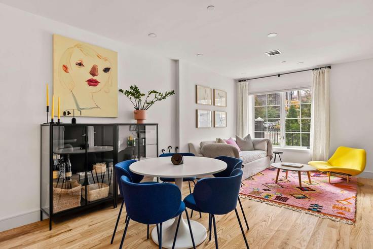 Salle de séjour élégante avec mobilier moderne dans un appartement à Building Berry Street - rovetravel - 1337217 à Brooklyn, New York Salle de séjour élégante avec mobilier moderne dans un appartement à Building Berry Street - rovetravel - 1337217 à Brooklyn, New York