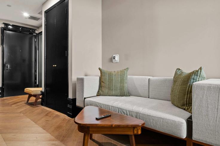 New York ManhattanのBuilding Freeman Alley - rovetravel - 1356501のアパートメントにある、モダンな家具を備えたエレガントなデザインのリビングルーム New York ManhattanのBuilding Freeman Alley - rovetravel - 1356501のアパートメントにある、モダンな家具を備えたエレガントなデザインのリビングルーム