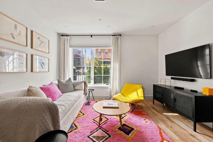 Salle de séjour élégante avec mobilier moderne dans un appartement à Building Berry Street - rovetravel - 1337217 à Brooklyn, New York
