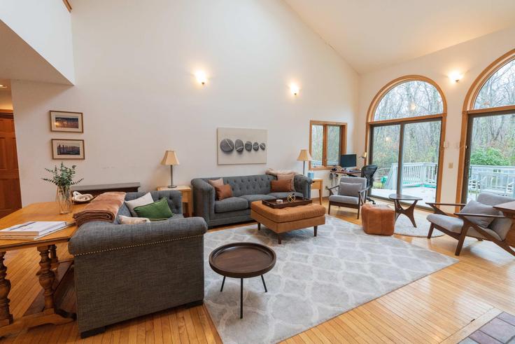 Building Millstone Road - rovetravel - 401720 - NYC adresindeki bir dairede modern mobilyalarla zarif bir şekilde tasarlanmış oturma odası Noyack, Southampton