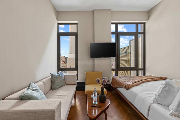 Building Freeman Alley - rovetravel - 1460711 adresindeki bir dairede modern mobilyalarla zarif bir şekilde tasarlanmış oturma odası Manhattan, New York Building Freeman Alley - rovetravel - 1460711 adresindeki bir dairede modern mobilyalarla zarif bir şekilde tasarlanmış oturma odası Manhattan, New York