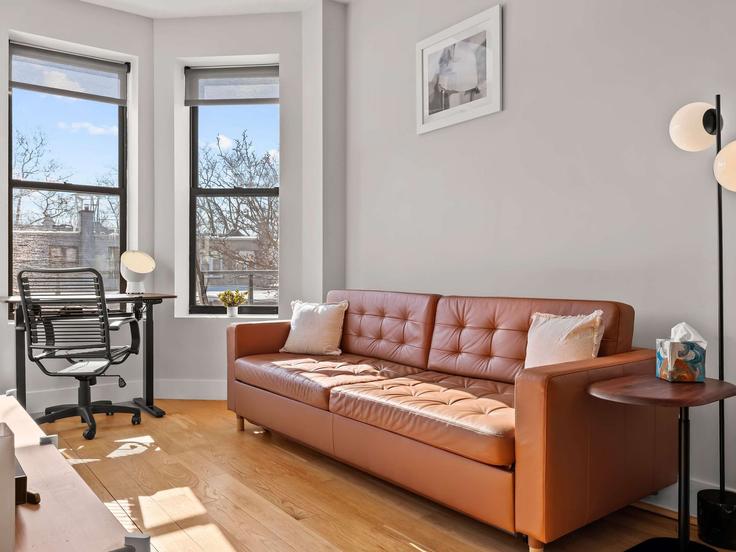 Elegant gestaltetes Wohnzimmer mit moderner Einrichtung in einer Wohnung im Building Carroll Street - rovetravel - 1467095 in Brooklyn, New York