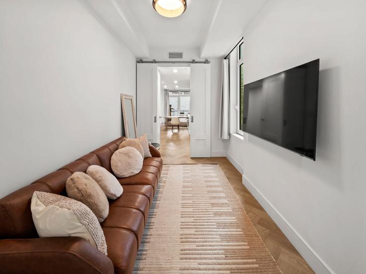 Sala de estar elegantemente projetada com móveis modernos em um apartamento no Building East 2nd Street - rovetravel - 1533735 em Manhattan, New York