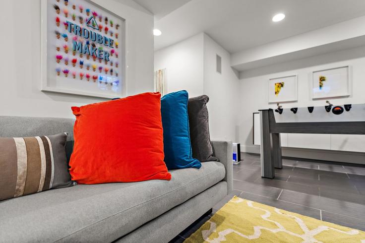 Minneapolis MinneapolisのBuilding Logan Avenue South - roxy-rentals - 1369958のアパートメントにある、モダンな家具を備えたエレガントなデザインのリビングルーム