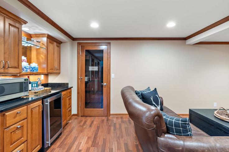 Minneapolis MinneapolisのBuilding Drew Avenue South - roxy-rentals - 1369957のアパートメントにある、モダンな家具を備えたエレガントなデザインのリビングルーム