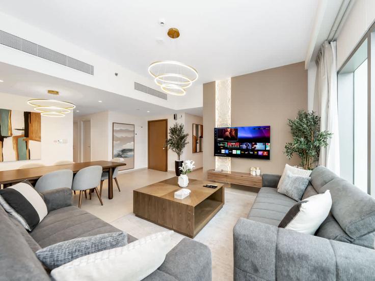 Elegante sala de estar con mobiliario moderno en un apartamento en Building Tariaq Bedon Esm - royalvista - 1374655 en Za'abeel, Dubai