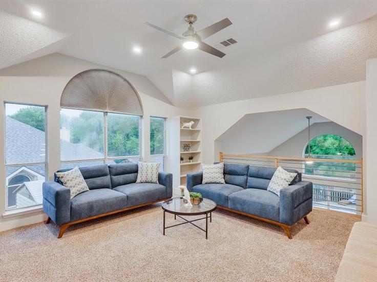 Elegant gestaltetes Wohnzimmer mit moderner Einrichtung in einer Wohnung im Building Vicksburg Drive - rsb-guesty - 1056383 - DFW in Mesquite, Mesquite Elegant gestaltetes Wohnzimmer mit moderner Einrichtung in einer Wohnung im Building Vicksburg Drive - rsb-guesty - 1056383 - DFW in Mesquite, Mesquite