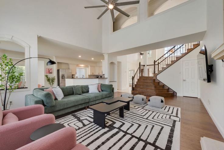 Sala de estar elegantemente projetada com móveis modernos em um apartamento no Building Brighton Court - rsb-guesty - 1514825 em Haltom City, Haltom City Sala de estar elegantemente projetada com móveis modernos em um apartamento no Building Brighton Court - rsb-guesty - 1514825 em Haltom City, Haltom City