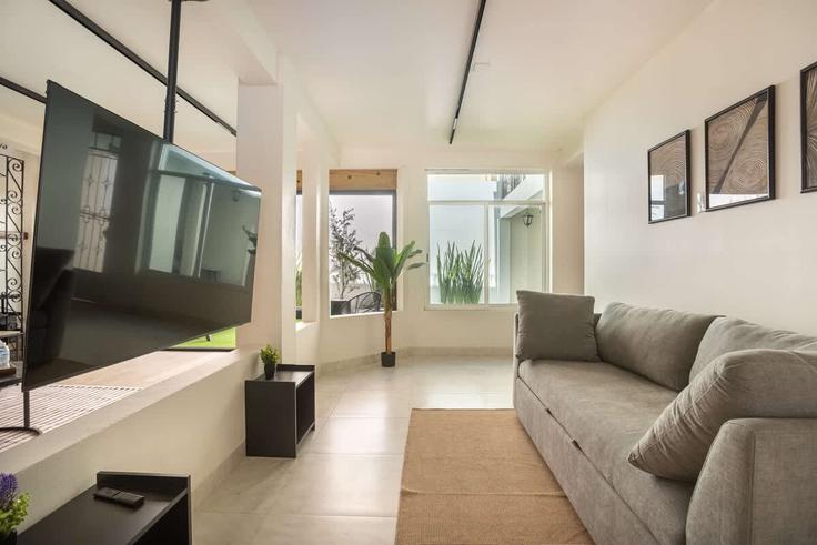 Elegant gestaltetes Wohnzimmer mit moderner Einrichtung in einer Wohnung im Building Avenida Ejército Nacional Mexicano - rsb-guesty - 1531241 in Mexico City, Mexico City