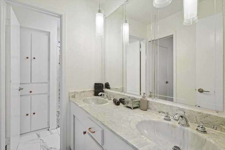 Dallas, Dallas의 Building El Pensador Drive - rsb-guesty - 1056424 - DFW에 위치한 세련되고 감각적으로 디자인된 욕실
