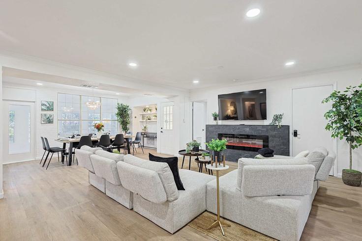 Sala de estar elegantemente projetada com móveis modernos em um apartamento no Building McGraw Lane - rsb-guesty - 1514822 em Sherman, Sherman