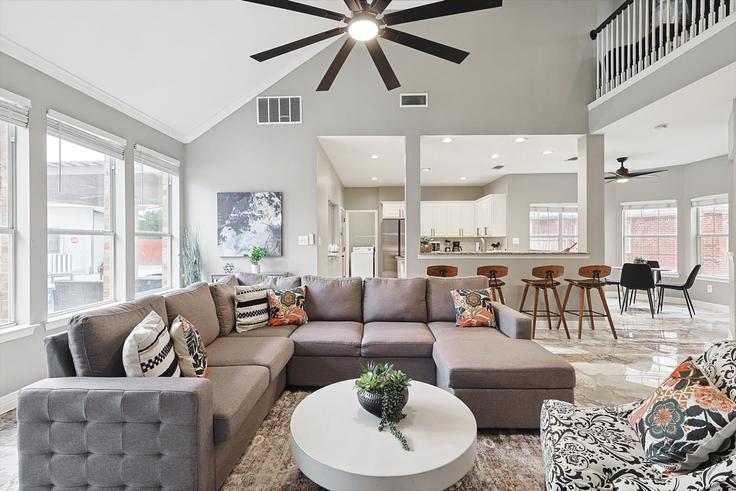 Building Vinson Court - rsb-guesty - 1056382 - DFW adresindeki bir dairede modern mobilyalarla zarif bir şekilde tasarlanmış oturma odası Irving, Irving