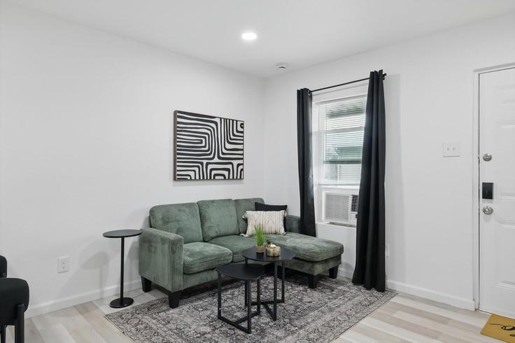 Sala de estar elegantemente projetada com móveis modernos em um apartamento no Building Minnie Street - rsb-guesty - 1514812 em Haltom City, Haltom City Sala de estar elegantemente projetada com móveis modernos em um apartamento no Building Minnie Street - rsb-guesty - 1514812 em Haltom City, Haltom City