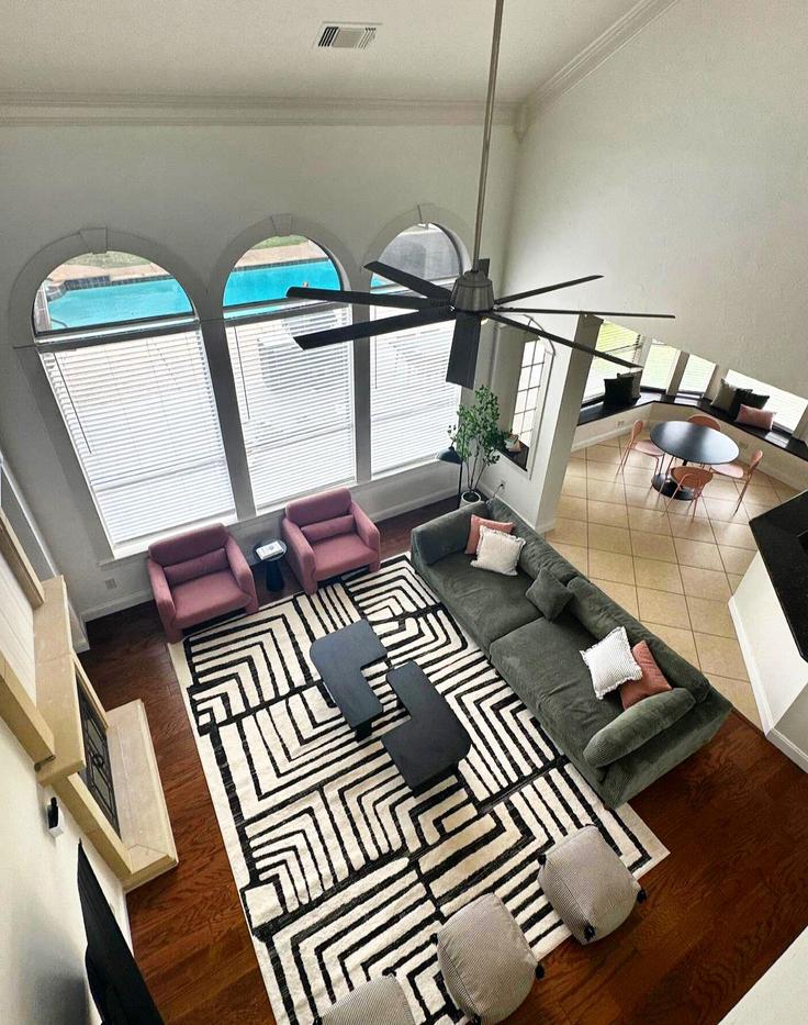 Sala de estar elegantemente projetada com móveis modernos em um apartamento no Building Brighton Court - rsb-guesty - 1514825 em Haltom City, Haltom City Sala de estar elegantemente projetada com móveis modernos em um apartamento no Building Brighton Court - rsb-guesty - 1514825 em Haltom City, Haltom City