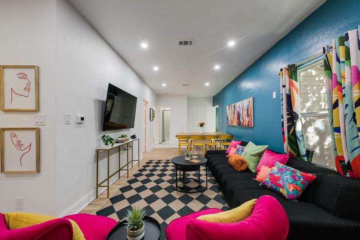 Elegant gestaltetes Wohnzimmer mit moderner Einrichtung in einer Wohnung im Building Eastside Avenue - rsb-guesty - 1514808 in Dallas, Dallas