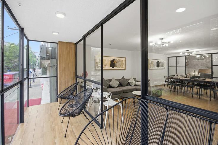 Elegant gestaltetes Wohnzimmer mit moderner Einrichtung in einer Wohnung im Building Avenida Horacio - rsb-guesty - 1531243 in Mexico City, Mexico City