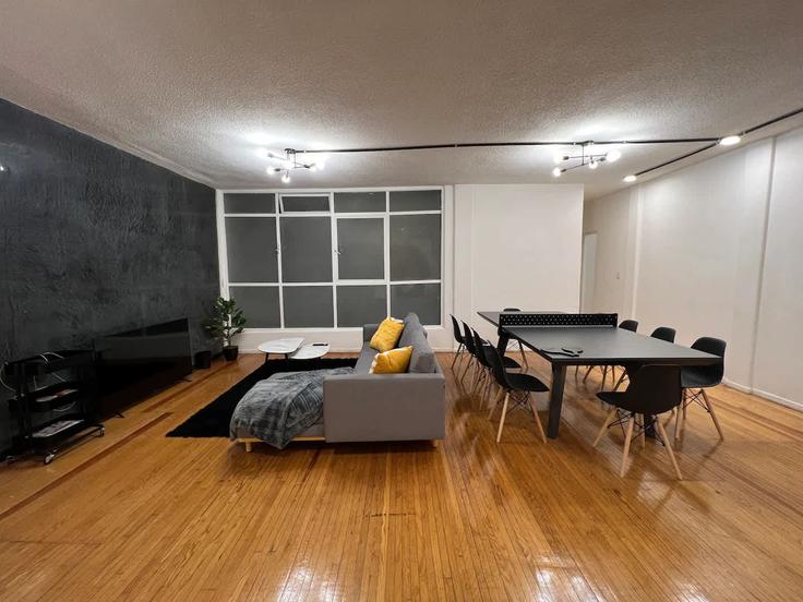 Elegante sala de estar con mobiliario moderno en un apartamento en Building Avenida Moliere - rsb-guesty - 1568451 en Mexico City, Mexico City