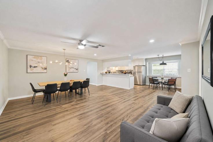Elegant gestaltetes Wohnzimmer mit moderner Einrichtung in einer Wohnung im Building 29th Avenue North - rsb-guesty - 1056454 - USA in Texas City, Texas City Elegant gestaltetes Wohnzimmer mit moderner Einrichtung in einer Wohnung im Building 29th Avenue North - rsb-guesty - 1056454 - USA in Texas City, Texas City