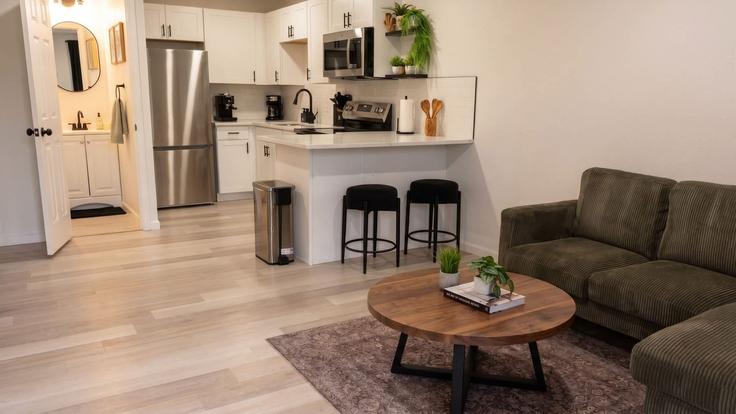 Sala de estar elegantemente projetada com móveis modernos em um apartamento no Building Minnie Street - rsb-guesty - 1514809 em Haltom City, Haltom City Sala de estar elegantemente projetada com móveis modernos em um apartamento no Building Minnie Street - rsb-guesty - 1514809 em Haltom City, Haltom City