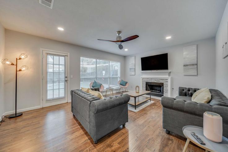 Elegante sala de estar con mobiliario moderno en un apartamento en Building Sonora Lane - rsb-guesty - 1056393 - DFW en Grand Prairie, Grand Prairie Elegante sala de estar con mobiliario moderno en un apartamento en Building Sonora Lane - rsb-guesty - 1056393 - DFW en Grand Prairie, Grand Prairie