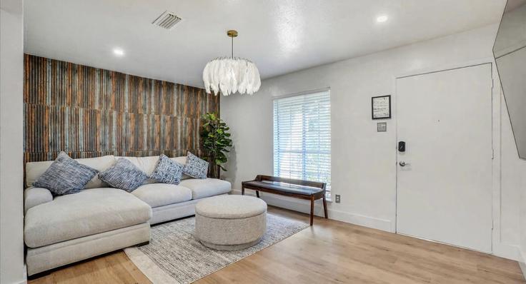 Sala de estar elegantemente projetada com móveis modernos em um apartamento no Building Meadow Lark - rsb-guesty - 1056404 - DFW em Irving, Irving Sala de estar elegantemente projetada com móveis modernos em um apartamento no Building Meadow Lark - rsb-guesty - 1056404 - DFW em Irving, Irving