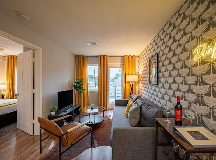 Elegant gestaltetes Wohnzimmer mit moderner Einrichtung in einer Wohnung im Building Anita Street - rtm - 1380797 in Houston, Houston