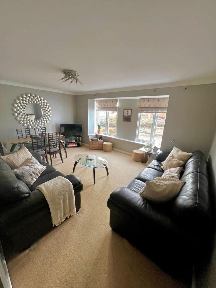 Salle de séjour élégante avec mobilier moderne dans un appartement à Building Whitehall Landing - ruth-top-host - 1497191 à Scarborough District, Whitby