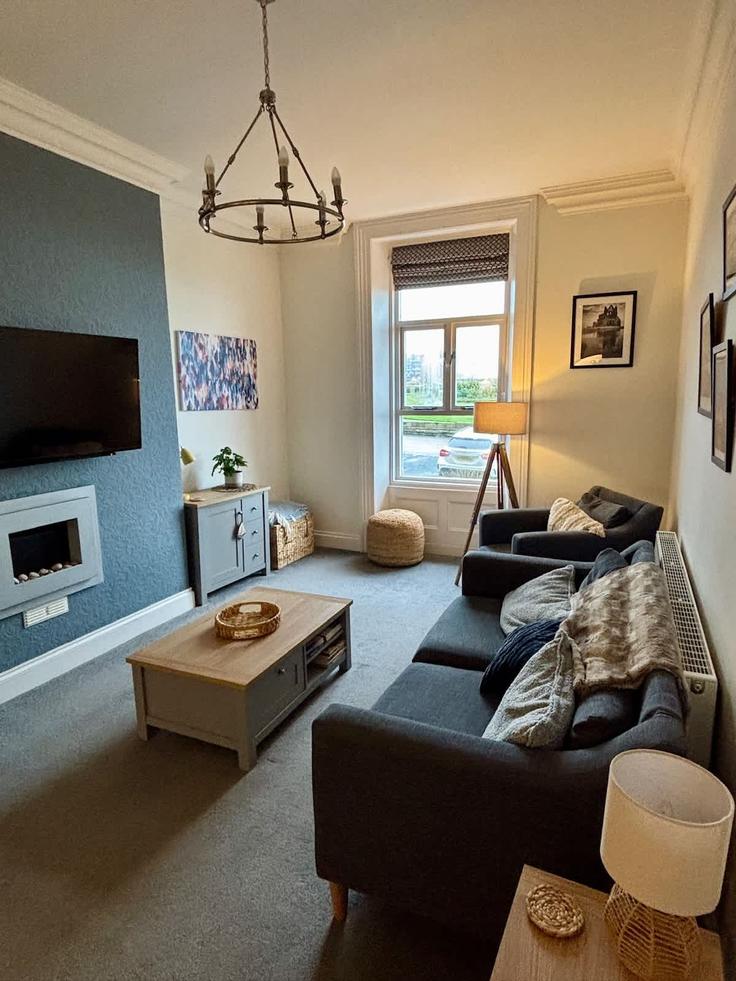 Elegant gestaltetes Wohnzimmer mit moderner Einrichtung in einer Wohnung im Building Royal Crescent - ruth-top-host - 1497193 in Whitby, Whitby