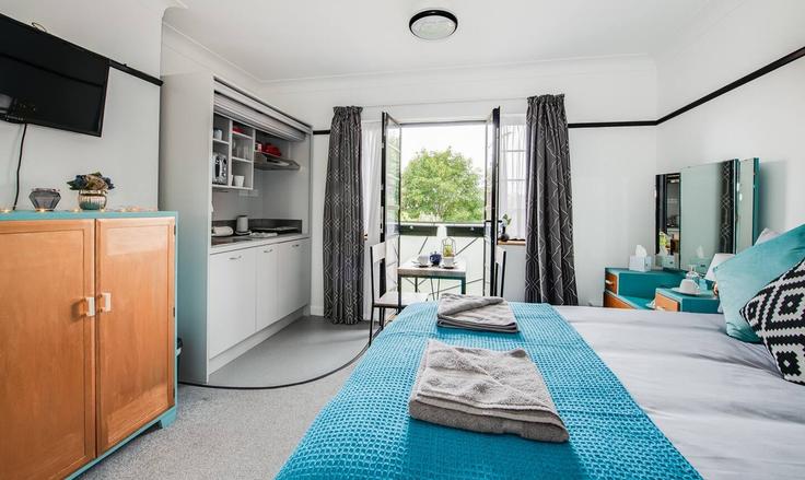 Salle de séjour élégante avec mobilier moderne dans un appartement à Building Victoria Road South - ruttle-stays - 1641528 à Southsea, Southsea