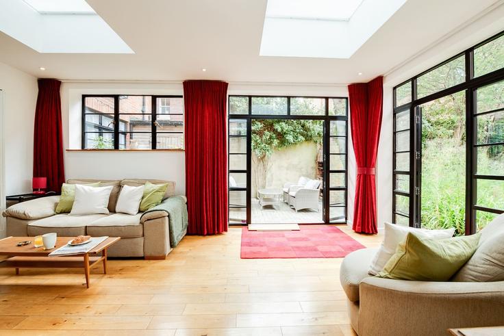 Salle de séjour élégante avec mobilier moderne dans un appartement à Building Victoria Road South - ruttle-stays - 1641527 à Southsea, Southsea