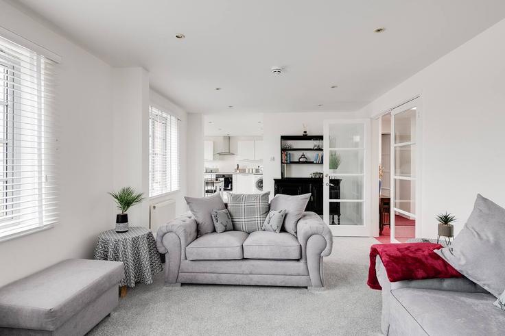 Salle de séjour élégante avec mobilier moderne dans un appartement à Building Victoria Road South - ruttle-stays - 1641530 à Southsea, Southsea
