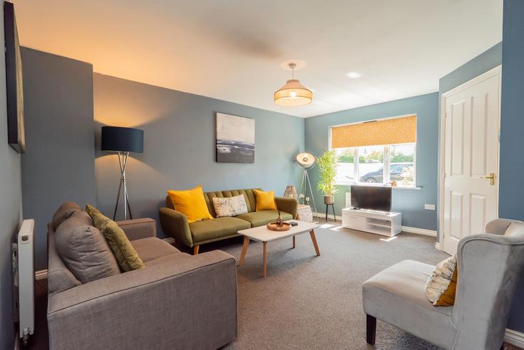 Sala de estar elegantemente projetada com móveis modernos em um apartamento no Building Joyford Passage - ruttle-stays - 1641531 em Cheltenham, Cheltenham Sala de estar elegantemente projetada com móveis modernos em um apartamento no Building Joyford Passage - ruttle-stays - 1641531 em Cheltenham, Cheltenham