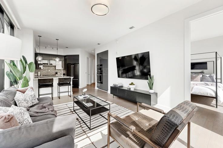 Elegant gestaltetes Wohnzimmer mit moderner Einrichtung in einer Wohnung im Building West Peachtree Street Northeast - sage-enterprises-worldwide - 1351864 in Atlanta, Atlanta