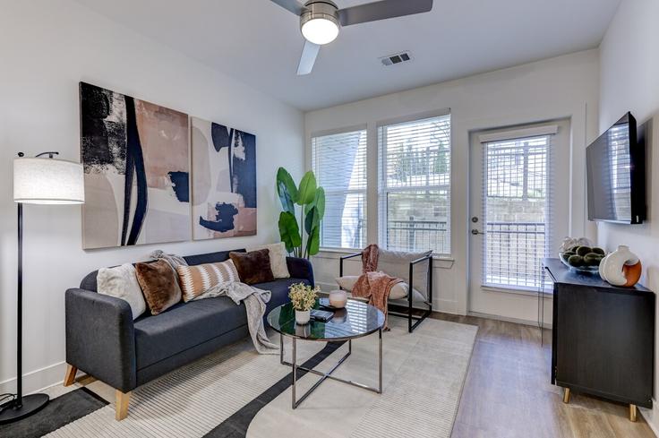 Salle de séjour élégante avec mobilier moderne dans un appartement à Building Bill Kennedy Way Southeast - sage-enterprises-worldwide - 1376620 à Atlanta, Atlanta