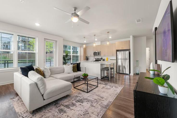 Atlanta, Atlanta에 위치한 Building Bolton Drive Northwest - sage-enterprises-worldwide - 1355655 아파트의 세련된 인테리어가 돋보이는 거실