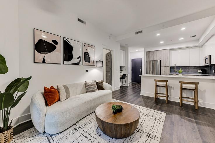Salle de séjour élégante avec mobilier moderne dans un appartement à Building Peachtree Street Northeast - sage-enterprises-worldwide - 1460735 à Atlanta, Atlanta