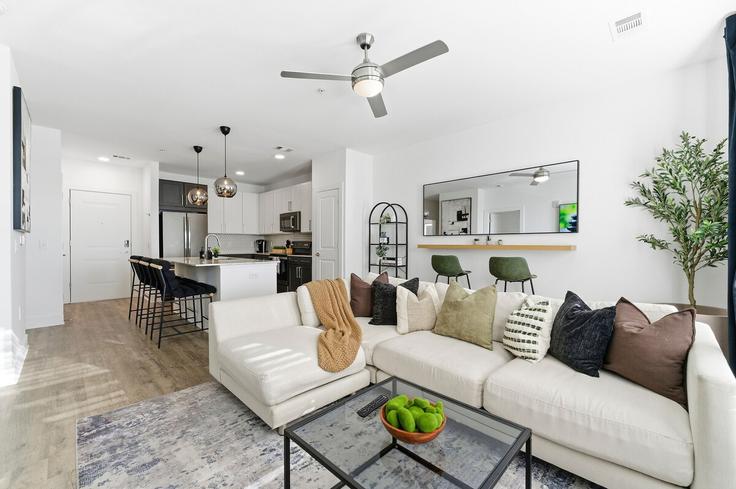 Atlanta, Atlanta에 위치한 Building Bill Kennedy Way Southeast - sage-enterprises-worldwide - 1460017 유닛의 세련된 인테리어가 돋보이는 거실