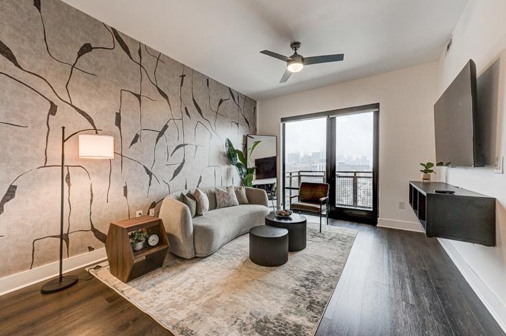 Atlanta, Atlanta에 위치한 Building Peachtree Road Northeast - sage-enterprises-worldwide - 1460734 유닛의 세련된 인테리어가 돋보이는 거실