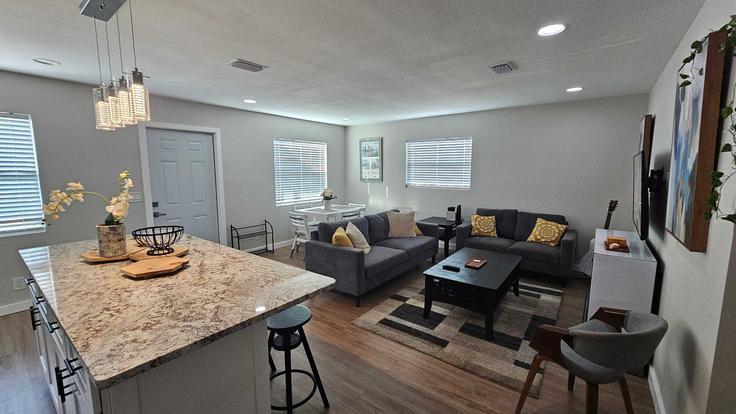 Salle de séjour élégante avec mobilier moderne dans un appartement à Building South Mascotte Street - salt-and-cedar-inc - 1591557 à Tampa, Tampa Salle de séjour élégante avec mobilier moderne dans un appartement à Building South Mascotte Street - salt-and-cedar-inc - 1591557 à Tampa, Tampa